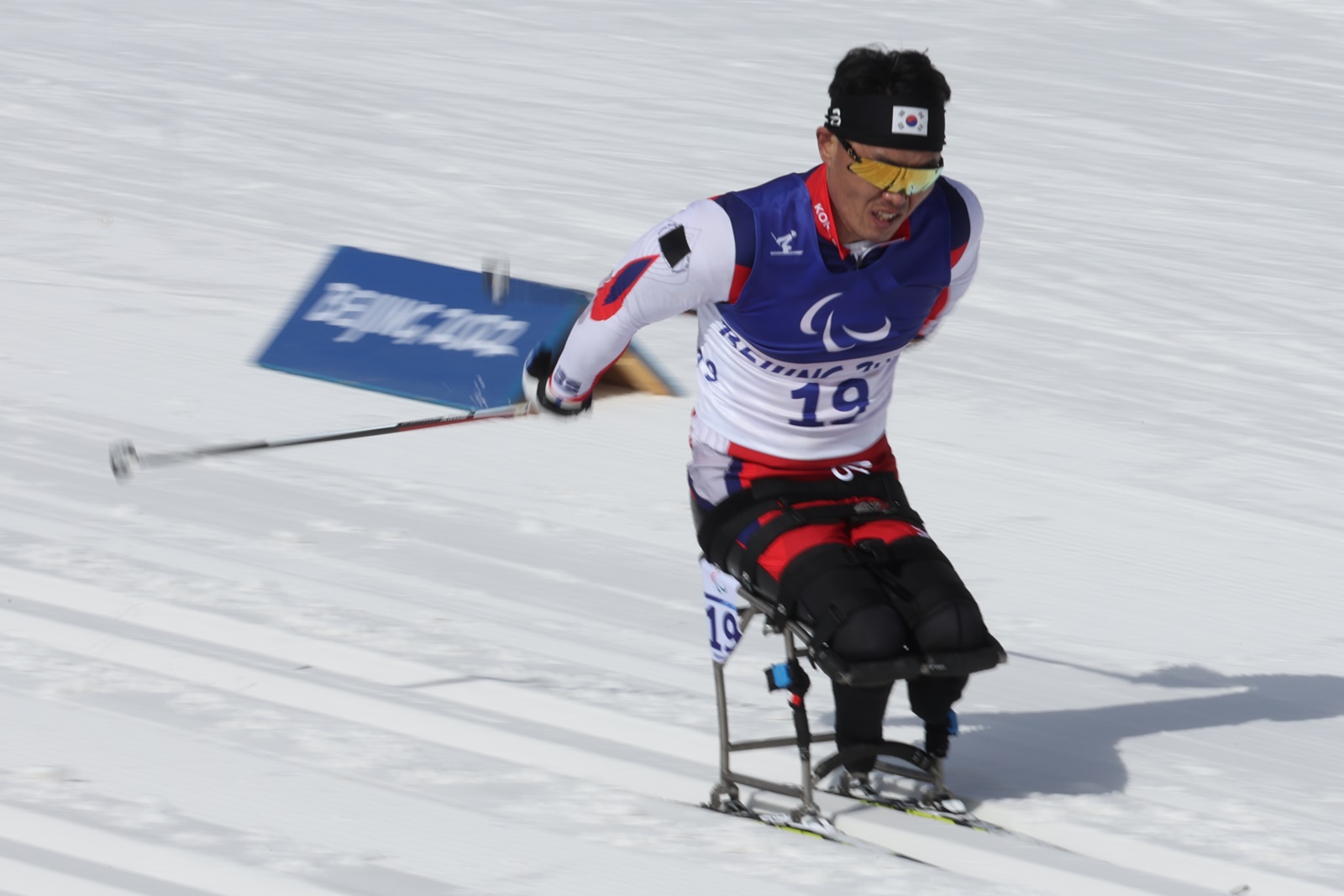 Cross country skier and biathlete Shin Eui-hyun on March 9 races in the para cross-country skiing men's sprint sitting event at the 2022 Beijing Winter Paralympics. (Yonhap News