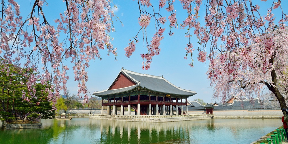 The interior of Gyeonghoeru Pavilion, Korea's largest two-storied nugak, or a building with no doors or walls to allow a panoramic view, will also be opened for seven months to visitors from April 1 to Oct. 31.