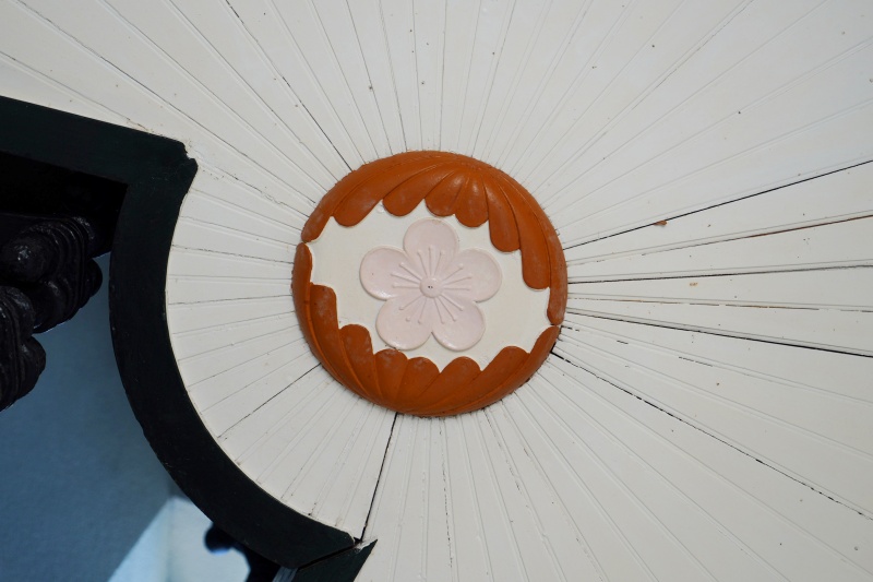 An Oyat (white plum) flower decoration is on the ceiling of Homigot Lighthouse.