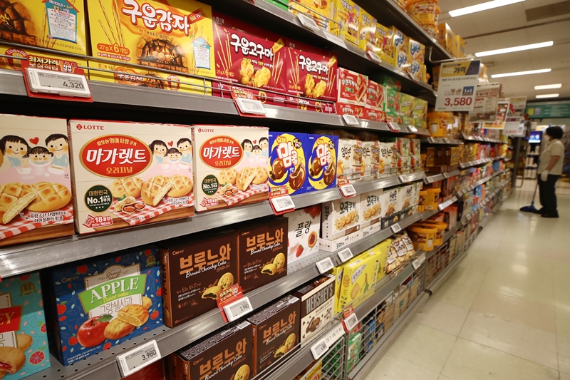 Domestically made snacks last year saw record-high export volume of USD 46.6 million. Shown is the snack section of a hypermarket branch in Seoul. (Yonhap News