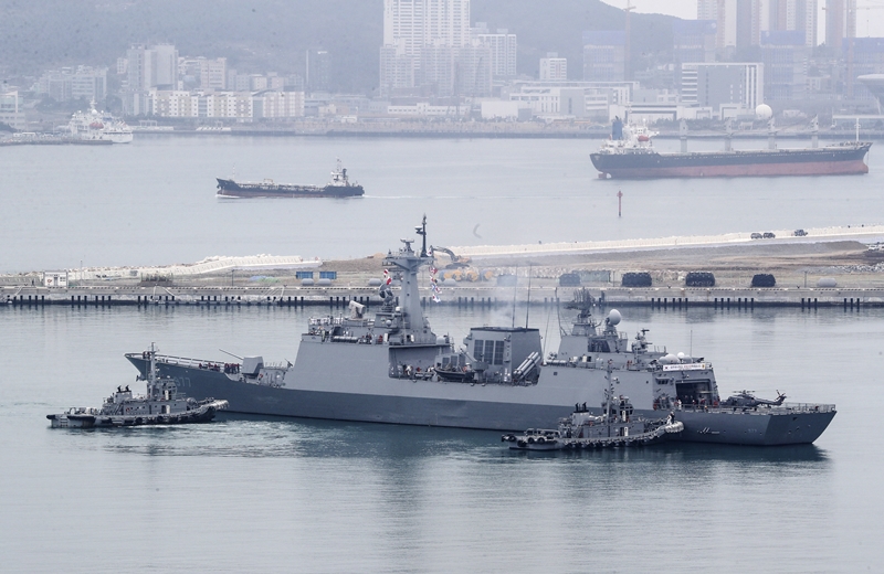 The Cheonghae Unit's ROKS Dae Jo Yeong battleship (DDH-II, 4,400-ton class) of the Republic of Korea Navy on March 30 leaves Busan Naval Base