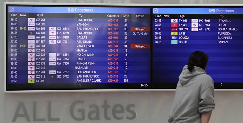 Due to the decrease in confirmed cases of COVID-19, the government will expand the weekly number of international flights and normalize international flight services at regional airports. The photo shows a passenger watching an electronic board showing flight schedules at the departure section of Incheon International Airport's Terminal 1 on April 5. (Yonhap News)