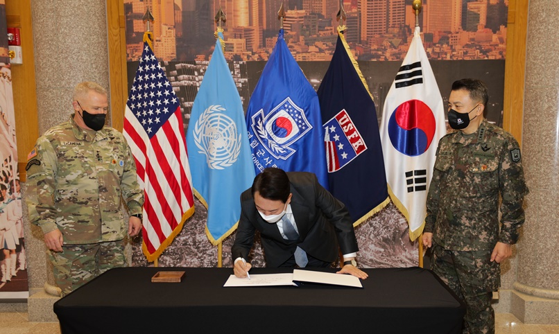 President-elect Yoon Suk Yeol on April 7 signs the visitor's log at Camp Humphreys, the main base of the US Forces Korea in Pyeongtaek, Gyeonggi-do Province.