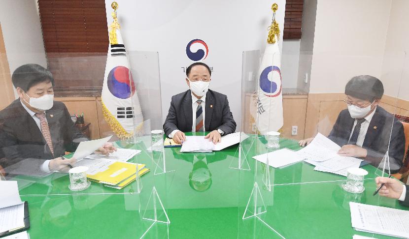 Deputy Prime Minister and Minister of Economy and Finance Hong Nam-ki (center) on April 13 chairs a meeting of related ministers on Statistics Korea's report on employment last month at Government Complex-Seoul. (Ministry of Economy and Finance) 
