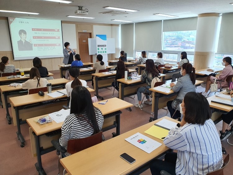 Statistics Korea on April 14 said the migration background population will account for 6.4% of the overall population in 2040, up from 4.2% in 2020. The photo shows foreign wives of Korean men last year receiving education in interpretation through a course offered by the city of Changwon, Gyeongsangnam-do Province. (Changwon City Hall)