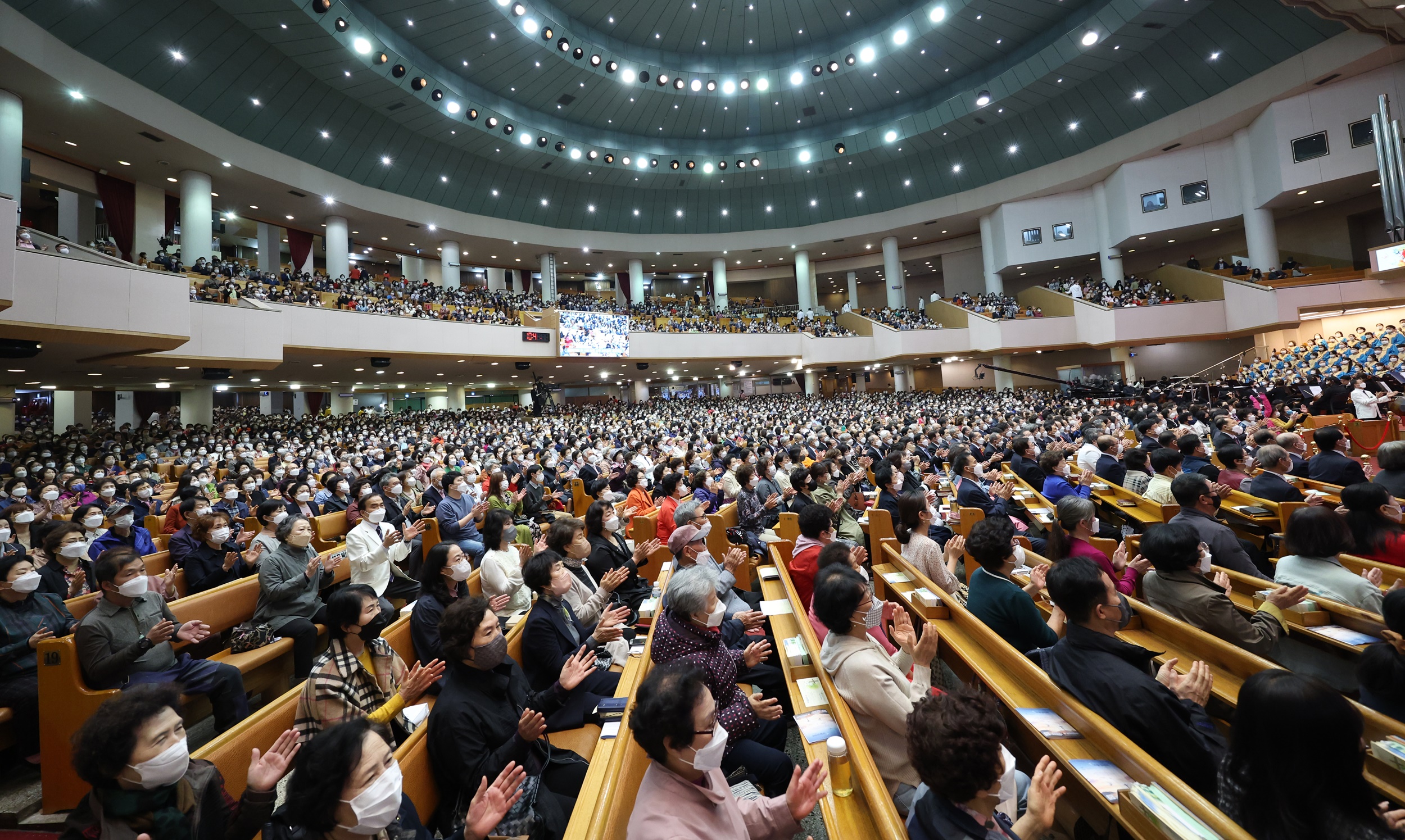 People on April 17 pray during a unified Easter service at Yoido Full Gospel Church on Easter morning in the Yeouido area of Seoul's Yeongdeungpo-gu District. (Yonhap News)