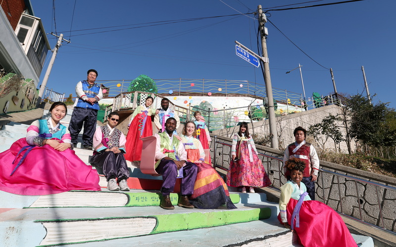 A survey jointly conducted by the Ministry of Culture, Sports and Tourism and Korea Tourism Organization has found that 60% of foreign nationals in 21 countries hope to visit Korea within three years. Shown are foreign tourists wearing Hanbok in the southern coastal city of Tongyeong, Gyeongsangnam-do Province. (Korea.net DB)