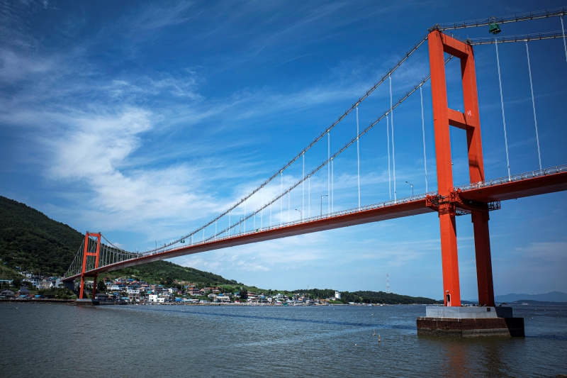 Connecting the counties of Hadong-gun and Namhae-gun in Gyeongsangnam-do Province, Namhae Bridge is the longest suspension bridge in Korea. (Namhae-gun County Office) 