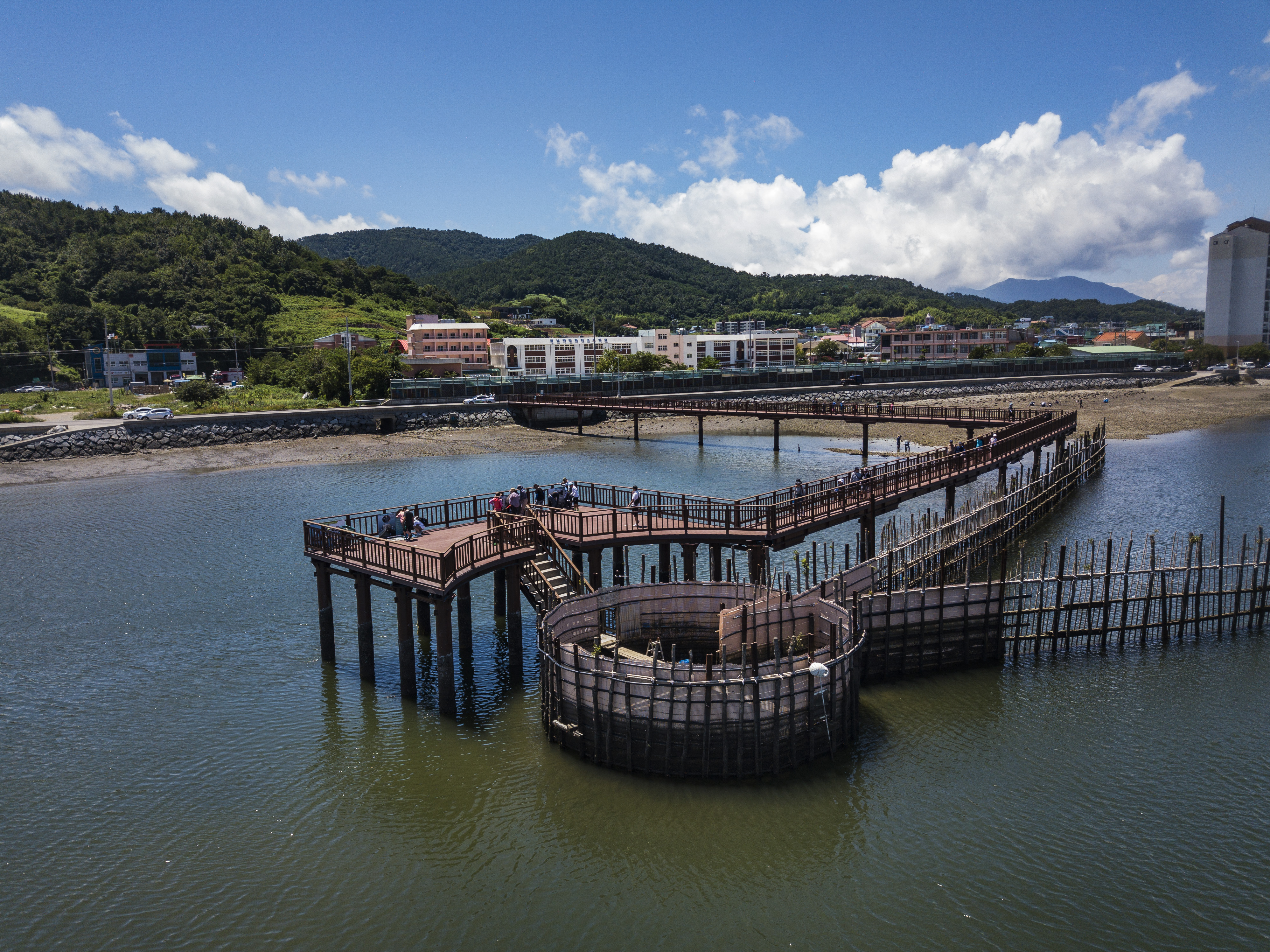 The observation deck in the village of Jijok-ri of Namhae's Samdong-myeon Township (Namhae-gun County Office) 