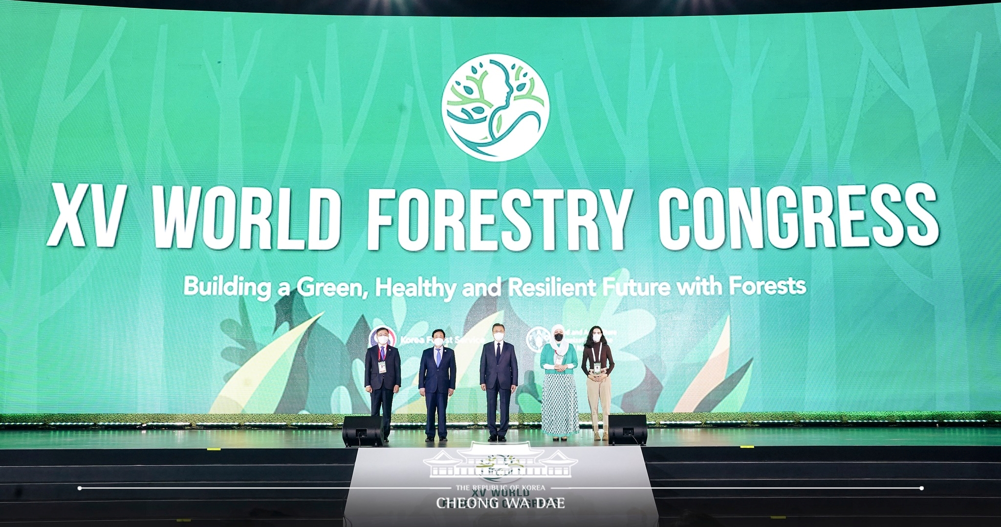 President Moon Jae-in on May 2 poses for photos at the opening ceremony of the 15th World Forestry Congress at the Seoul COEX in the capital's Gangnam-gu District. From left are Korea Forest Service Minister Choi Byeong-Am, United Nations Food and Agriculture Organization Director-General Qu Dongyu, President Moon, Jordanian Princess Basma bint Ali and International Forestry Students' Association President Magdalena Jovanovic. (Cheong Wa Dae's Facebook page)