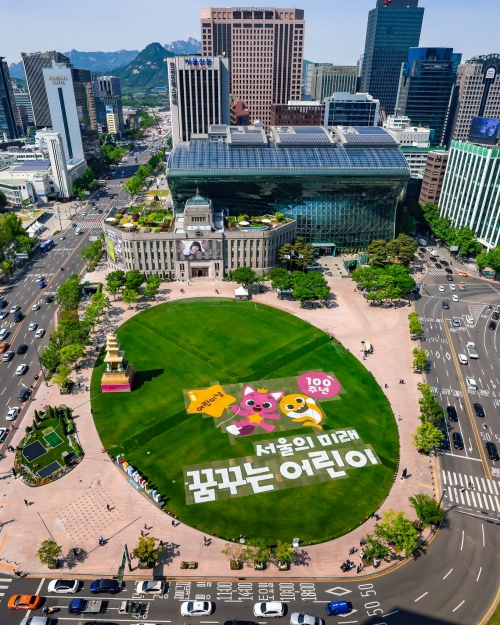On May 3, two days ahead of Children's Day, a drawing of the hit character Pinkfong and Baby Shark are also installed with the phrase Future of Seoul, Dreaming Children to mark the centennial Children's Day at an open lawn space of Seoul Plaza in front of Seoul City Hall in the capital's Jung-gu District. (Seoul Metropolitan Government's Facebook page)