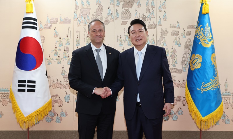 President Yoon Suk Yeol (right) on the afternoon of May 10 shakes hands with U.S. Second Gentleman Douglas Emhoff, who visited Korea with a delegation in front of the presidential office in Seoul's Yongsan-gu District. 