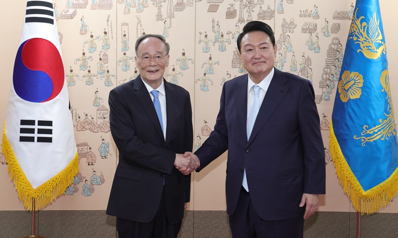 President Yoon Suk Yeol (left) on the morning of May 10 takes a commemorative photo with Chinese Vice President Wang Qishan in front of the presidential office in Seoul's Yongsan-gu District. 