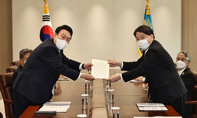 President Yoon Suk Yeol (left) on the morning of May 10 receives Japanese Prime Minister Fumio Kishida's personal letter to congratulate Yoon's inauguration from Japanese Foreign Minister Yoshimasa Hayashi at the presidential office in Seoul's Yongsan-gu District. 