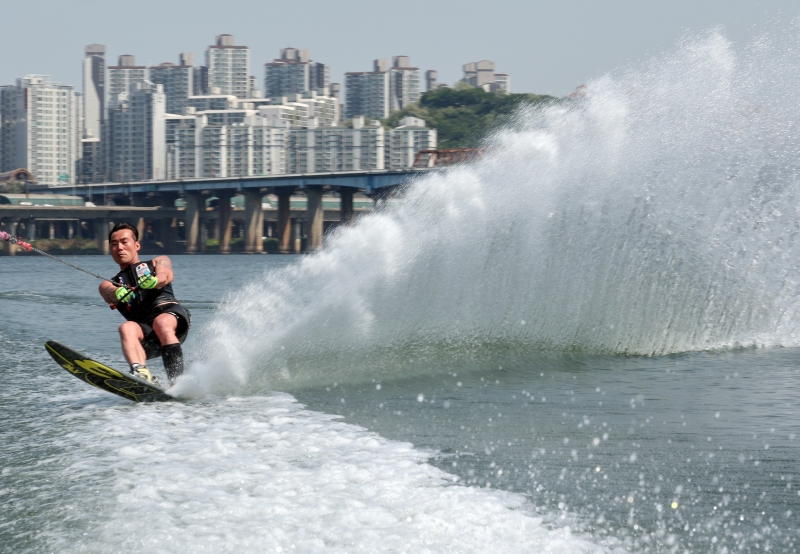 A man on May 11 water skis on the Hangang River around the River City Water Ski Resort in Seoul's Gangnam-gu District.