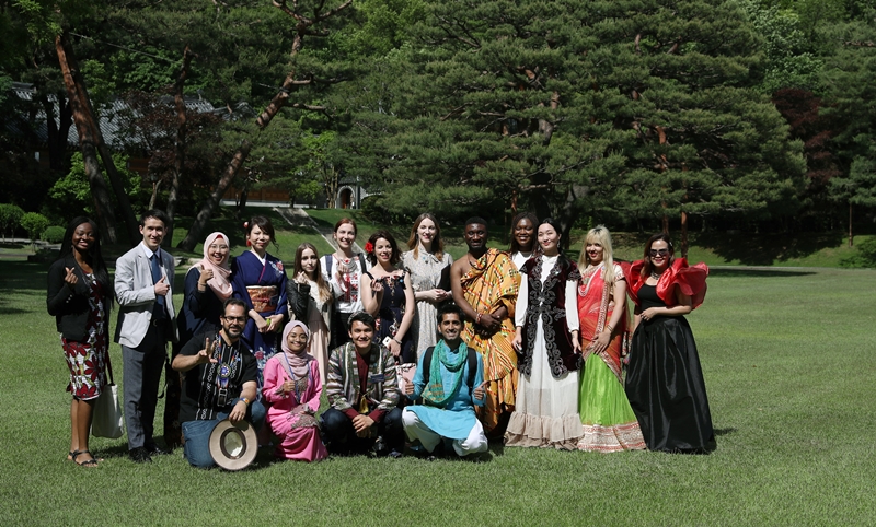 A record-high 4,834 people from 122 countries have joined this year's class of Honorary Reporters to promote Korean culture worldwide. Shown here are the class of 2019 in May that year posing for a commemorative photo after their induction ceremony at Cheong Wa Dae. (Korea.net DB)