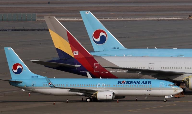 Given surging demand for overseas travel, the government next month will greatly expand the number of overseas flights. The photo shows grounded airplanes at Incheon International Airport.