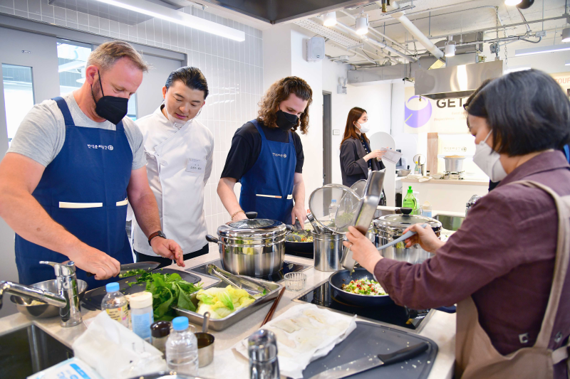 Foreign participants on May 16 try their hand at making Korean food at the 