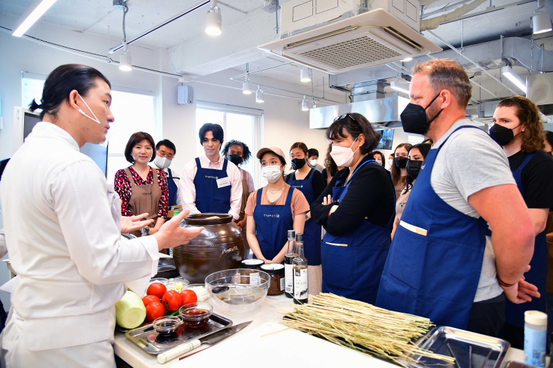 Chef Yoon Hyun Soo (left) on May 16 lectures foreign participants in the Hansik (Korean food) one-day program at the Hansik space E:eum in Seoul's Jongno-gu District.