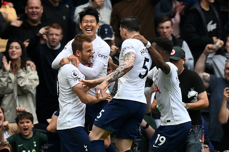 Son Heung-min on May 22 celebrates with his Tottenham Hotspur teammates after scoring in the team's English Premier League's season finale against host Norwich City. (Tottenham Hotspur's official Facebook page)