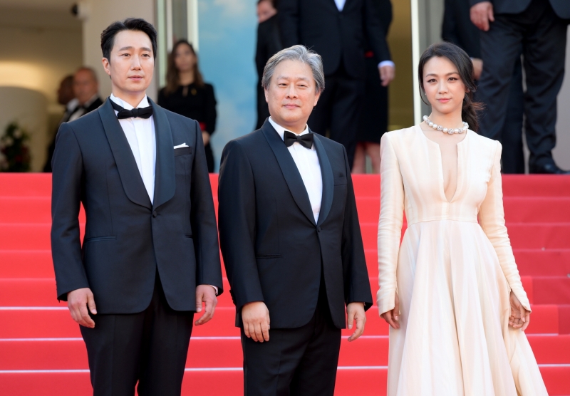 ▲Director Park Chan-wook (middle) and actors Park Hae-il (left) and Tang Wei on May 23 appear on the red carpet at the 75th Cannes Film Festival. (CJ ENM)