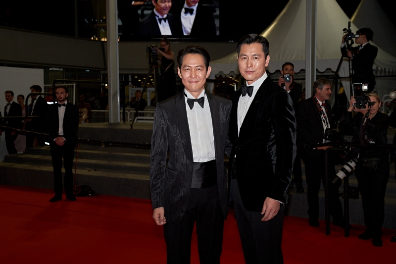 <br> Actors Lee Jung-jae (left) and Jung Woo-sung on May 19 at the midnight screening in the Lumiere Theater, the main screen, of the Cannes Film Festival. (Megabox Plus M) 