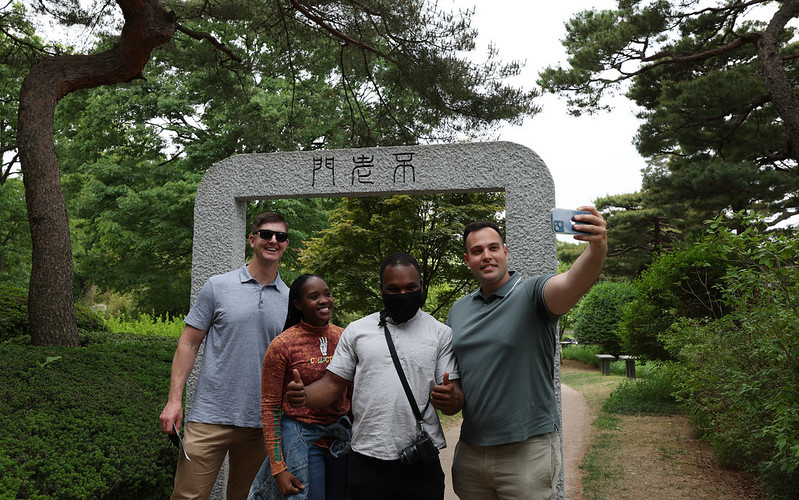 Foreign tourists on May 15 take a selfie at Cheong Wa Dae, which was opened to the public on May 10. (Jeon Han)