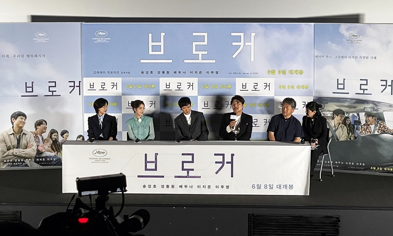 From left, actors Lee Joo-young, Lee Ji-eun (also known as IU), Gang Dong-won and Song Kang-ho and director Hirokazu Kore-eda on May 31 respond to reporters' questions at the Korean premiere of 