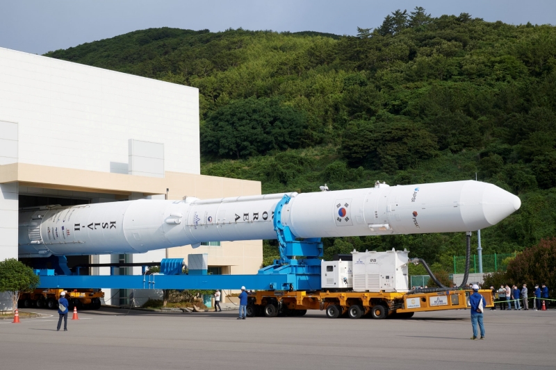 The domestically developed launch vehicle KSLV-ll aka Nuri on June 15 is moved to the launch pad at the Naro Space Center in Goheung-gun County, Jeollanam-do Province, one day before the rocket's second blastoff. 