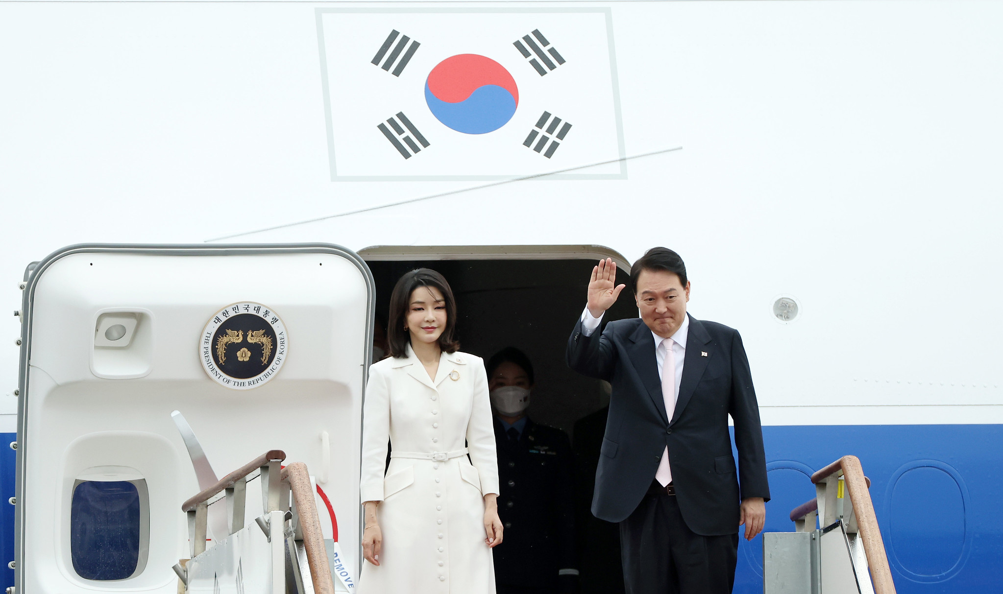 President Yoon Suk Yeol and first lady Kim Keon Hee on June 27 bid farewell before boarding the presidential plane Code One at Seoul Air Base in Seongnam, Gyeonggi-do Province, to attend the North Atlantic Treaty Organization (NATO) summit in Madrid, Spain. (Korea.net photographer Jeon Han) 
