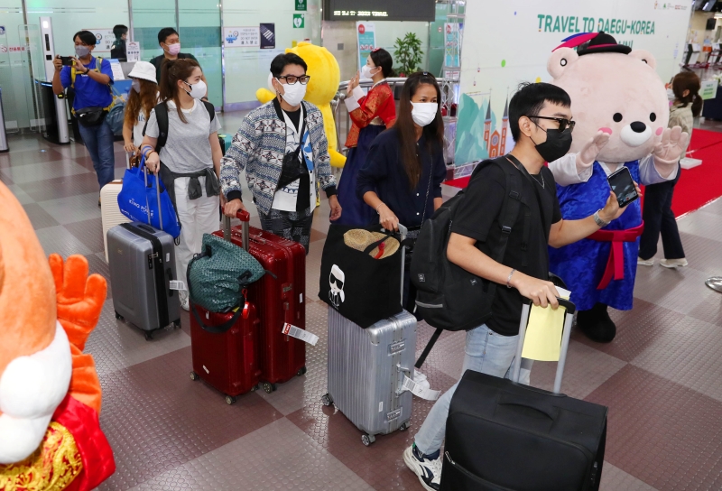 Representatives from the tourism industry of Bangkok, Thailand, on the morning of June 27 enter Korea through Daegu International Airport and are welcomed by Daegu city officials. 