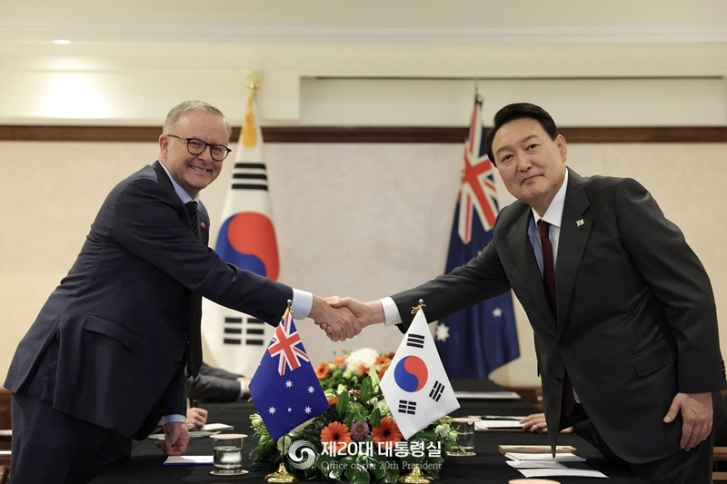 President Yoon Suk Yeol (right) on June 28 shakes hands with Australian Prime Minister Anthony Norman Albanese before their bilateral summit at a hotel in Madrid, Spain. (Office of the 20th President) 