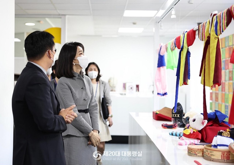 First lady Kim Keon Hee on June 28 looks at a Korean fashion exhibition at the Korean Cultural Center in Madrid, Spain. (Office of 20th President)