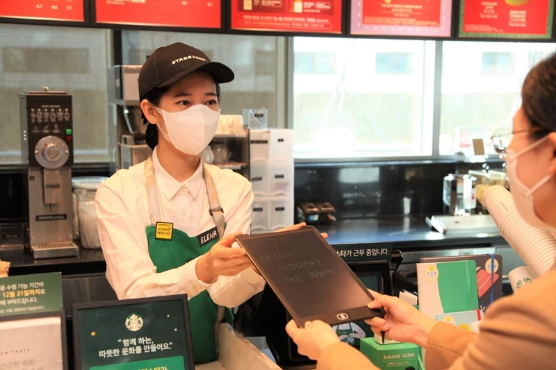 Next year's minimum wage is set at KRW 9,620, up 5% higher from this year's. (Starbucks Korea)