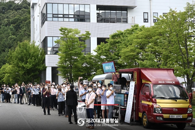 Korea Aerospace Research Institute staff on July 6 stand in line to get coffee and snacks from a food&truck sent by President Yoon Suk Yeol to congratulate the institute's efforts for a successful launch of the rocket Nuri. He sent two trucks with coffee and cookies enough for 1,000 people 