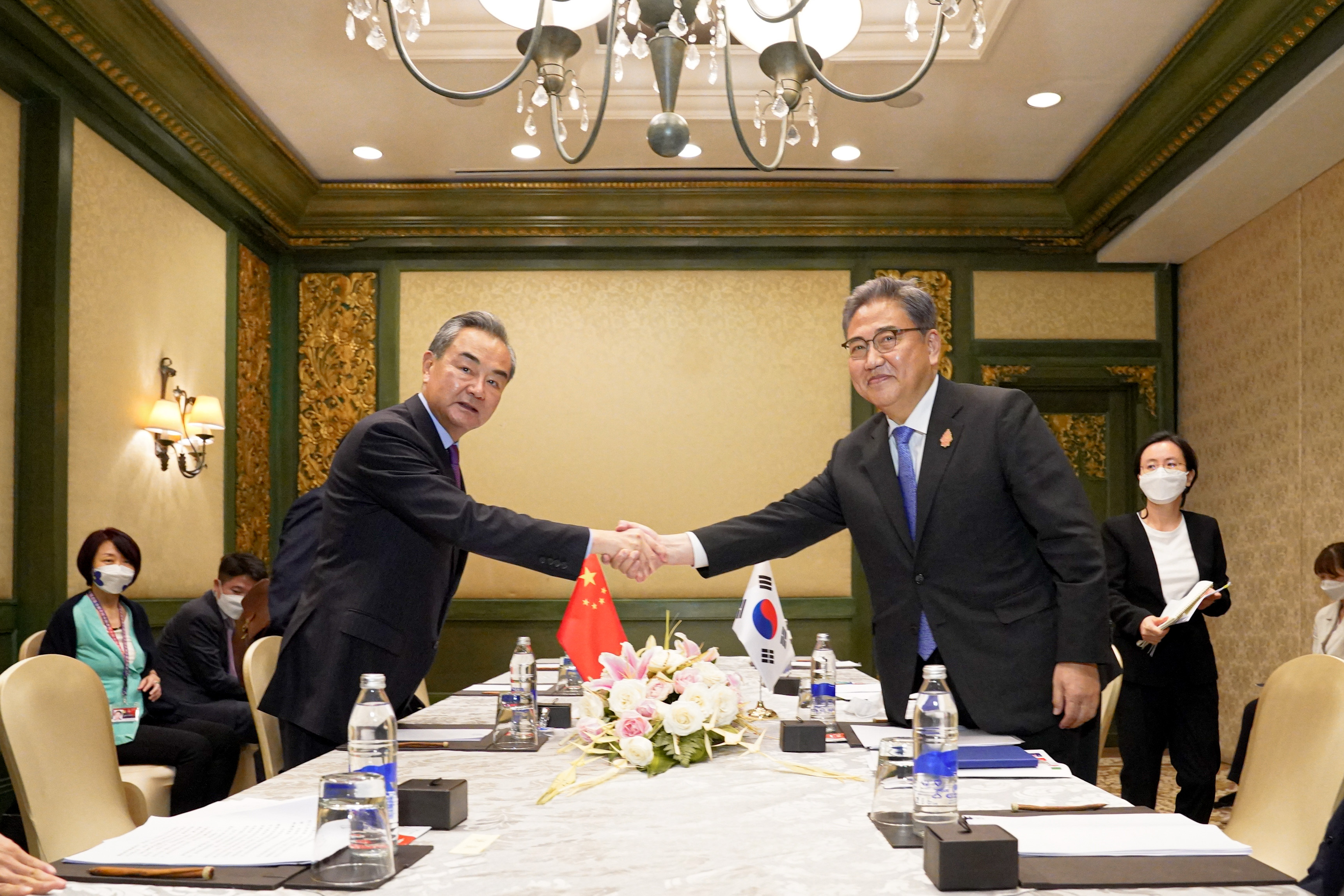 Minister of Foreign Affairs Park Jin (right) on July 7 shakes hands with Chinese counterpart Wang Yi before their talks on the Indonesian island of Bali 