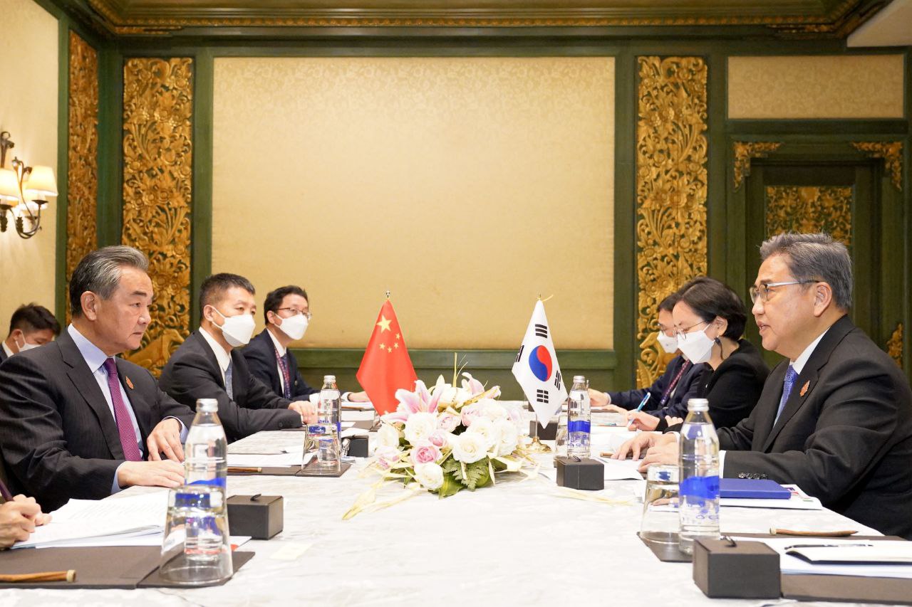 On the sidelines of the foreign ministers' summit of the Group of 20 economies, Foreign Minister Park Jin (right) on July 7 holds bilateral talks with Chinese counterpart Wang Yi (left) in Bali, Indonesia. .