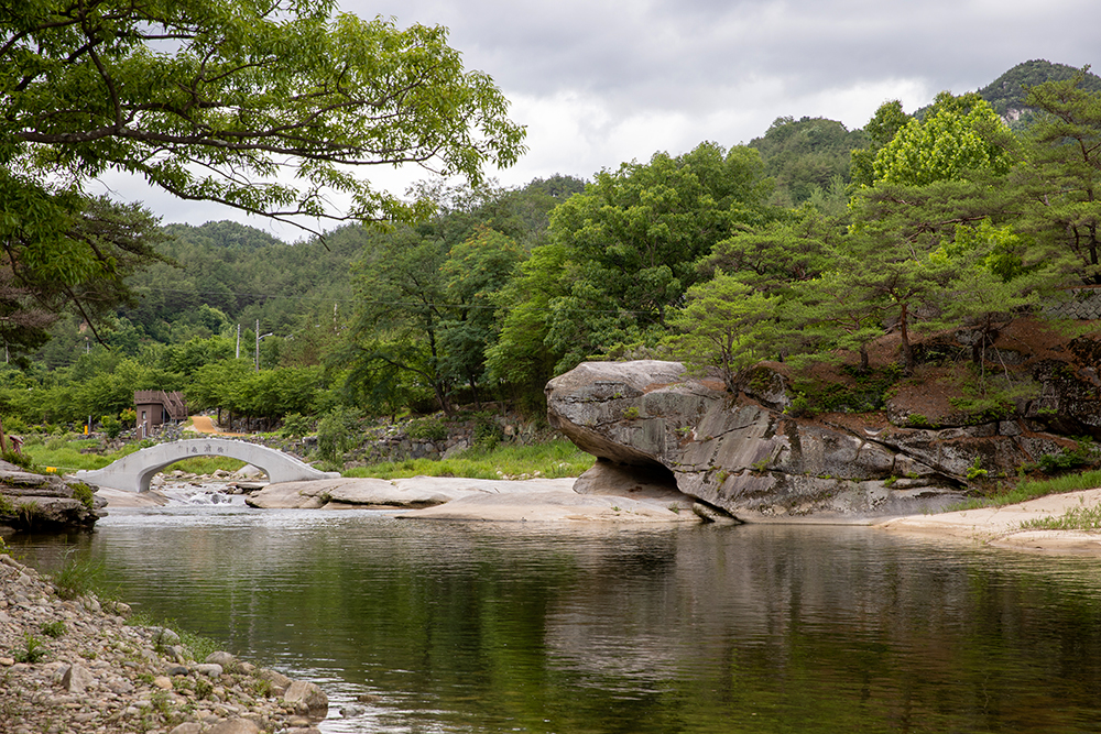 Suseungdae in Geochang-gun County, Gyeongsangnam-do Province, is designated Scenic Site No. 53 for its beauty. Surrounded by turtle-shaped rocks and the pavilions of Yosujeong and Gwansuru, the place in the past attracted Confucian scholars nationwide who wanted to enjoy nature. (Kim Sunjoo)