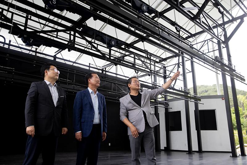 Geochang-gun County Mayor Koo In-mo inspects preparations on a stage where the 32nd Geochang International Festival of Theater will be held. (Kim Sunjoo)
