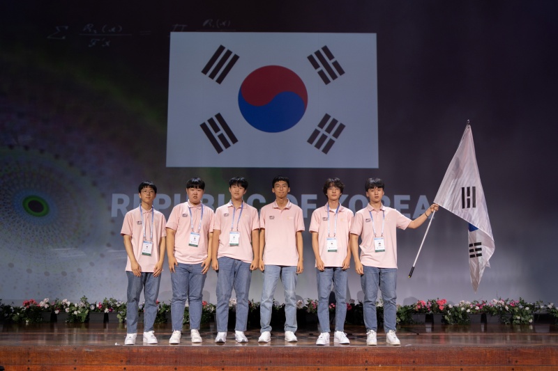 The national team on July 15 poses with the national flag Taegeukgi at the 63rd International Mathematical Olympiad in Oslo, Norway. (Olympiad's website)