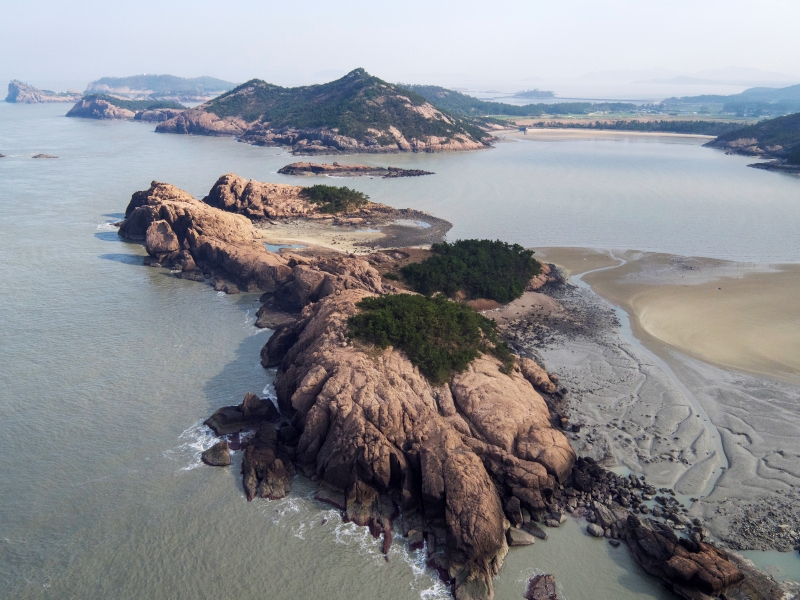 Pojeondo Island as seen from Naepojeondo Island and Gomak Beach, which spreads to the right (above), with uniquely shaped rocks and the sea as seen from Naeopojeondo (below) (Jung Joo-ri)