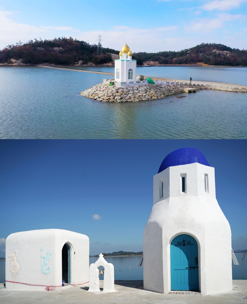 Matthew's House is on the mud flat of Soakdo Island (above) and Peter's House on the dock of Daegijeomdo (below). (Shinan-gun County)