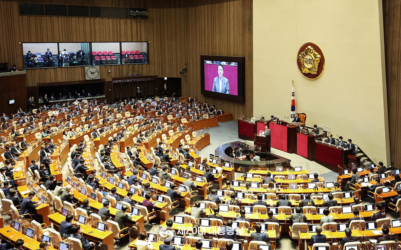 Korea ranks seventh in the OECD's latest survey of government reliability in 20 countries. Shown here is President Yoon Suk Yeol on May 16 speaking to a regular session of the National Assembly. (Office of the 20th President)