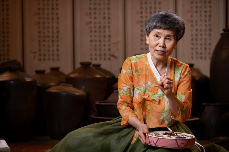 Master brewer Lee Ki-sook explains how to make gamhongno. 