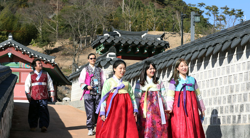 The culture of wearing the traditional attire Hanbok, or Hanbok saenghwal (lifestyle), has been designated a National Intangible Cultural Heritage. Show are people walking along Samdo Sugun Tongjeyeong, the headquarters for naval forces during the Joseon Dynasty (1392-1910) in the Munhwa-dong neighborhood of Tongyeong, Gyeongsangnam-do Province. (Korea.net DB)