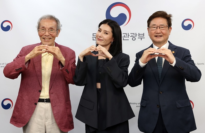 Minister of Culture, Sports and Tourism Park Bo Gyoon (right), actor O Yeong-su (left), who was appointed promotional ambassador for Korean performance tourism, and dancer Monika on July 25 take a commemorative photo at the ministry's Seoul office. 