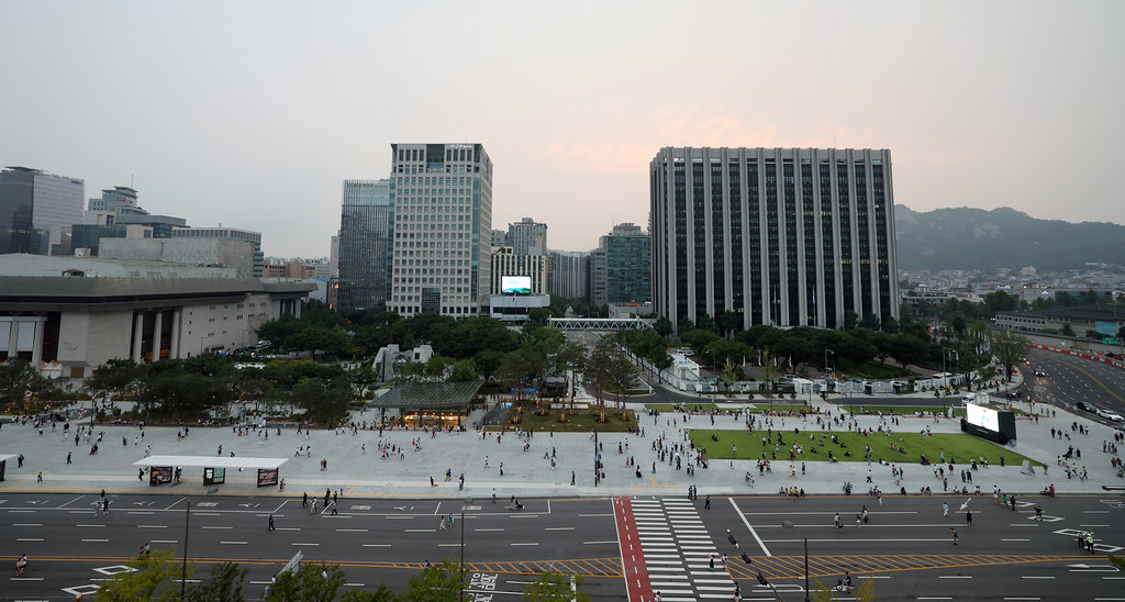 This is a wide view of Gwanghwamun Square, which was reopened to the public on Aug. 6. (Jeon Han) 