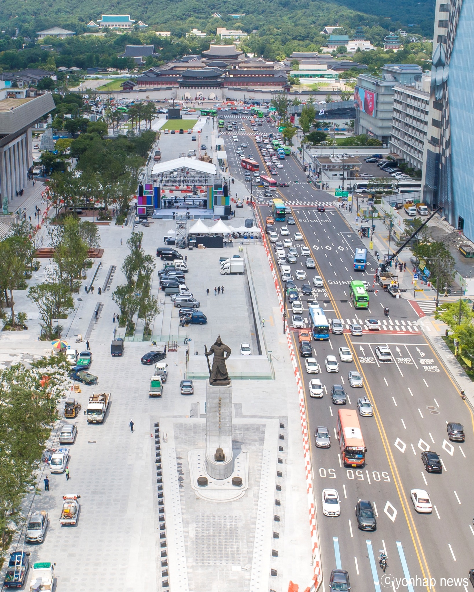 The reopened Gwanghwamun Square has more pedestrian-friendly areas and green space interspersed with areas for rest and landscaped facilities. (Yonhap News)