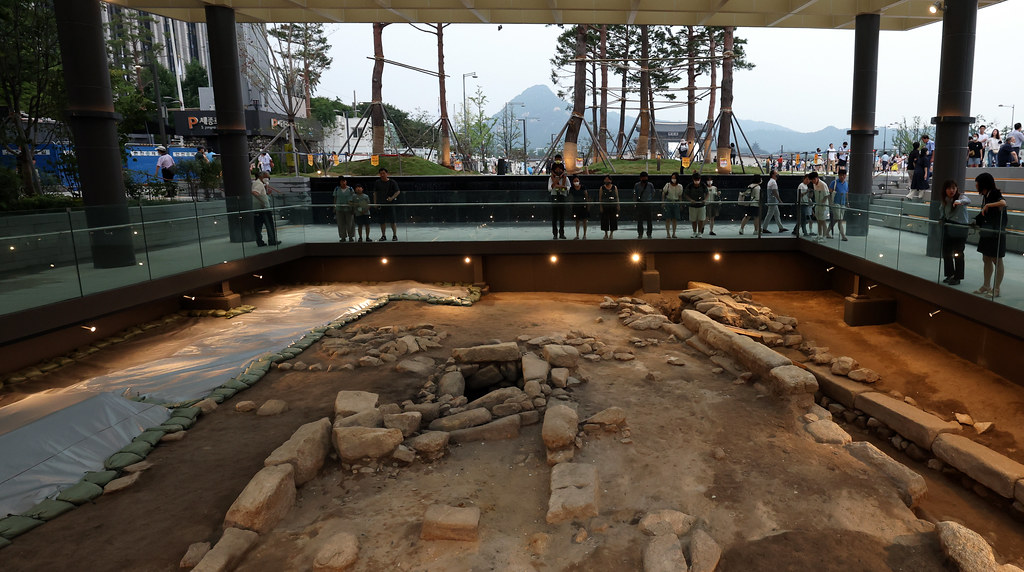 The well at the gate of Saheonbu, or the inspector general's office during the Joseon Dynasty, was discovered during the renovation of Gwanghwamun Square. (Jeon Han)