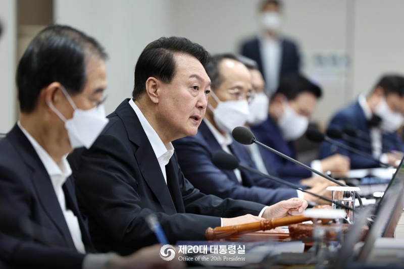 President Yoon Suk Yeol on Aug. 12 will host a luncheon with United Nations Secretary General Antonio Guterres, who will visit Seoul for two days, to discuss key issues such as North Korea's nuclear program. Shown is the president on July 19 chairing the 32nd meeting of the Cabinet. (Office of the 20th President)